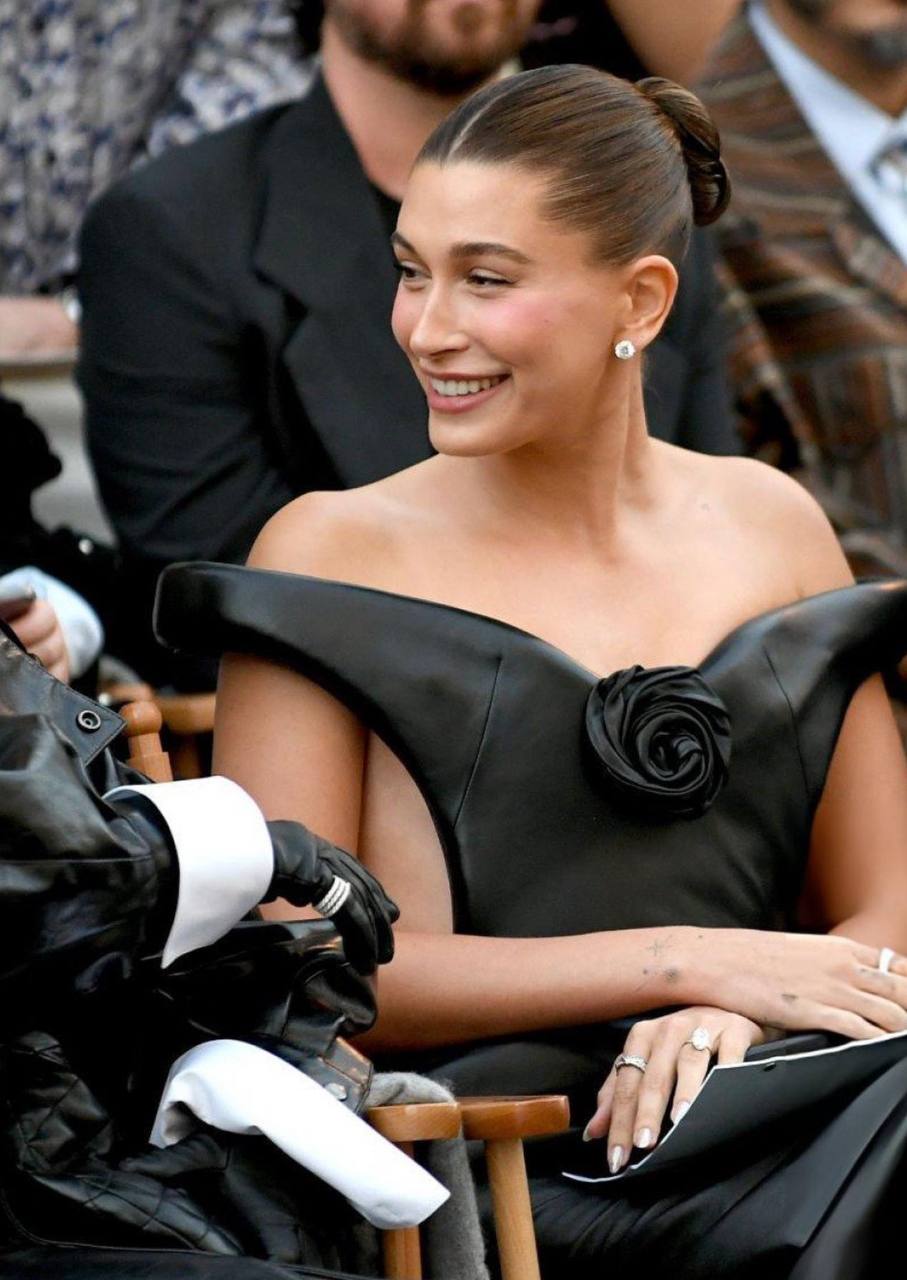 Hơn 9 triệu người xem bà xã Justin Bieber thơm má 1 sao hạng A- Ảnh 14. Hơn 9 triệu người xem bà xã Justin Bieber thơm má 1 sao hạng A- Ảnh 14.