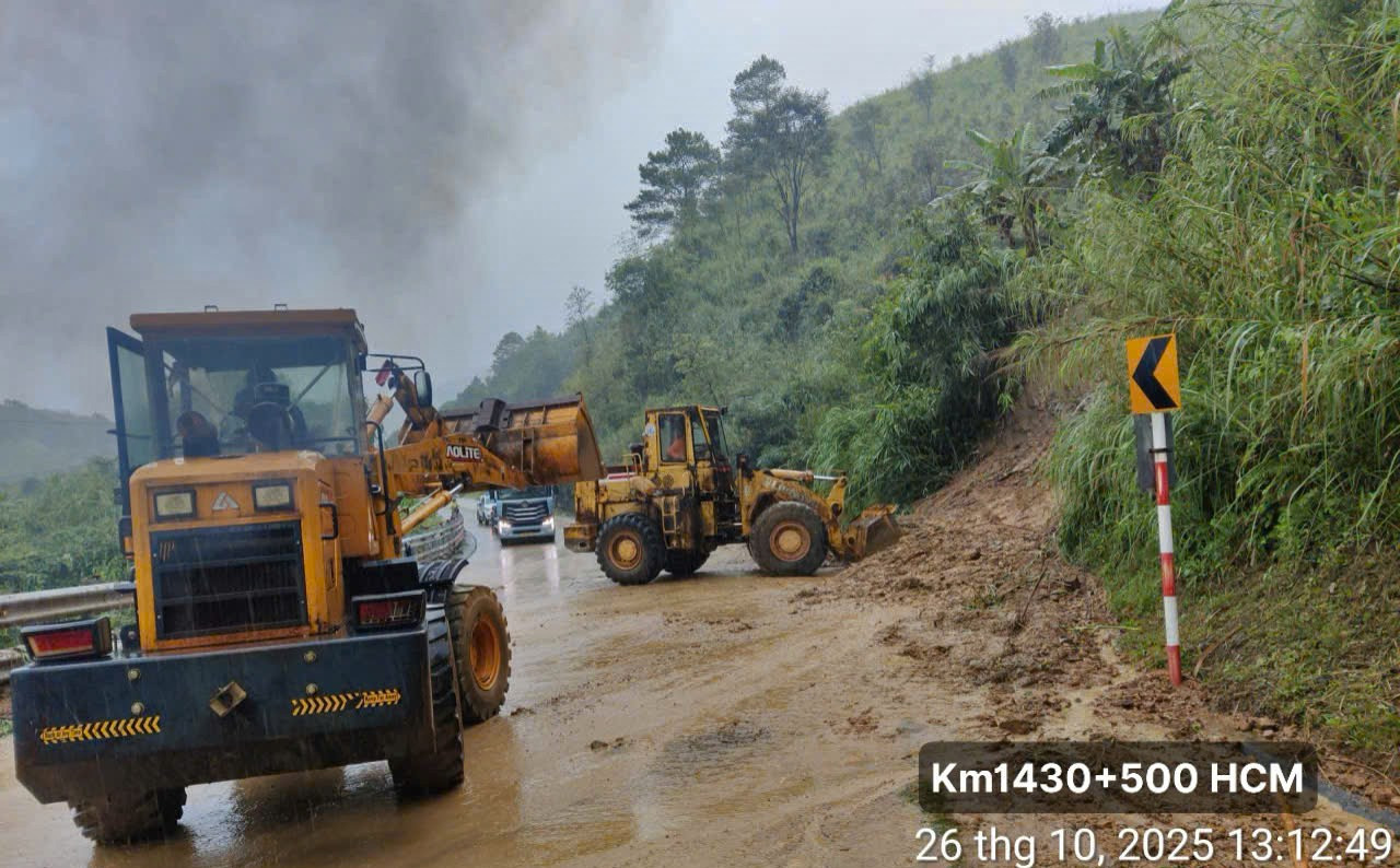19 toa tàu chở đá giữ cầu Bạch Hổ giữa dòng lũ sông Hương- Ảnh 3. 19 toa tàu chở đá giữ cầu Bạch Hổ giữa dòng lũ sông Hương- Ảnh 3.