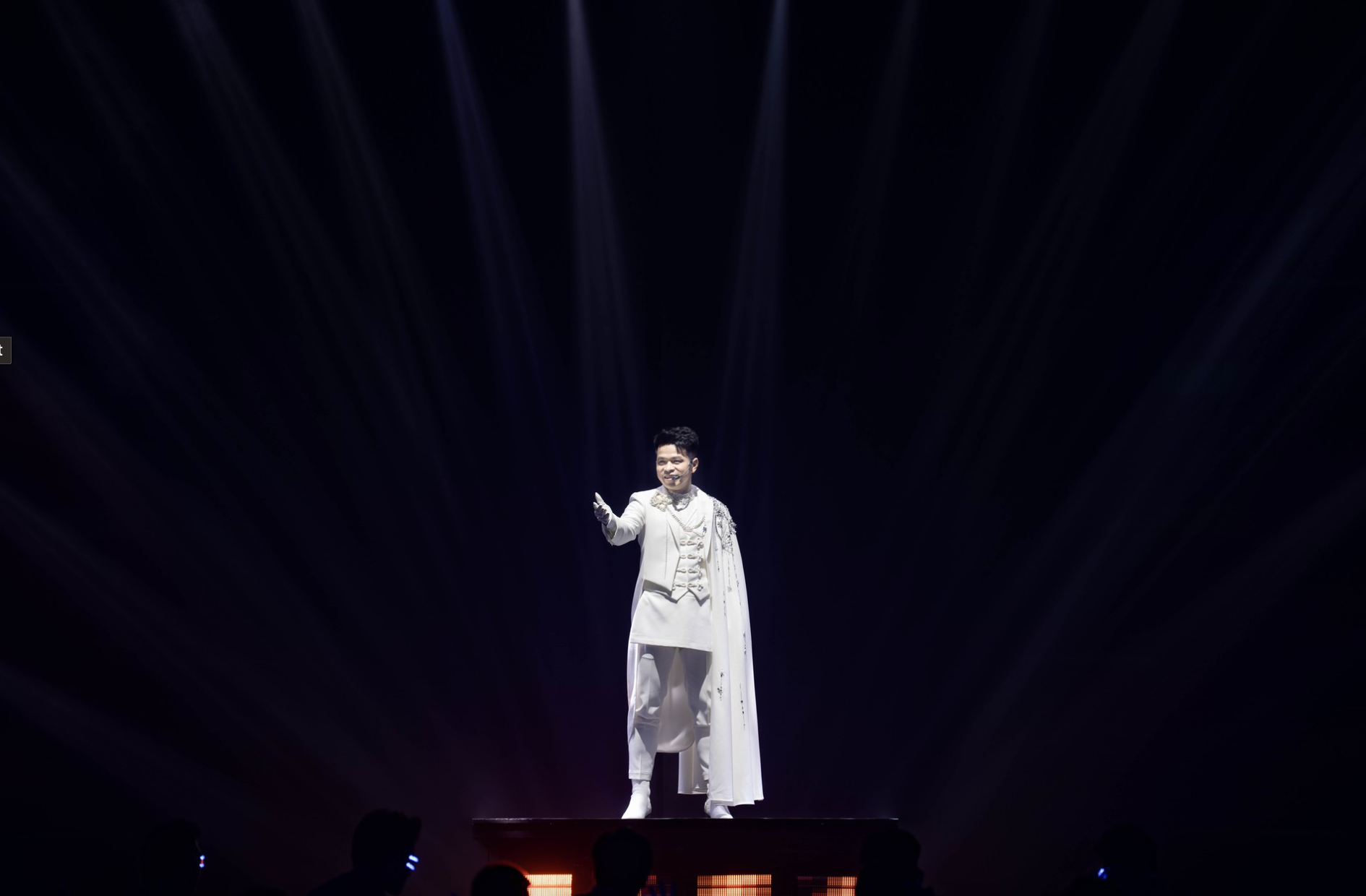 Chủ tịch ngân hàng trẻ nhất Việt Nam gây sốt mạng khi song ca với Bùi Công Nam là ai?- Ảnh 2. Chủ tịch ngân hàng trẻ nhất Việt Nam gây sốt mạng khi song ca với Bùi Công Nam là ai?- Ảnh 2.