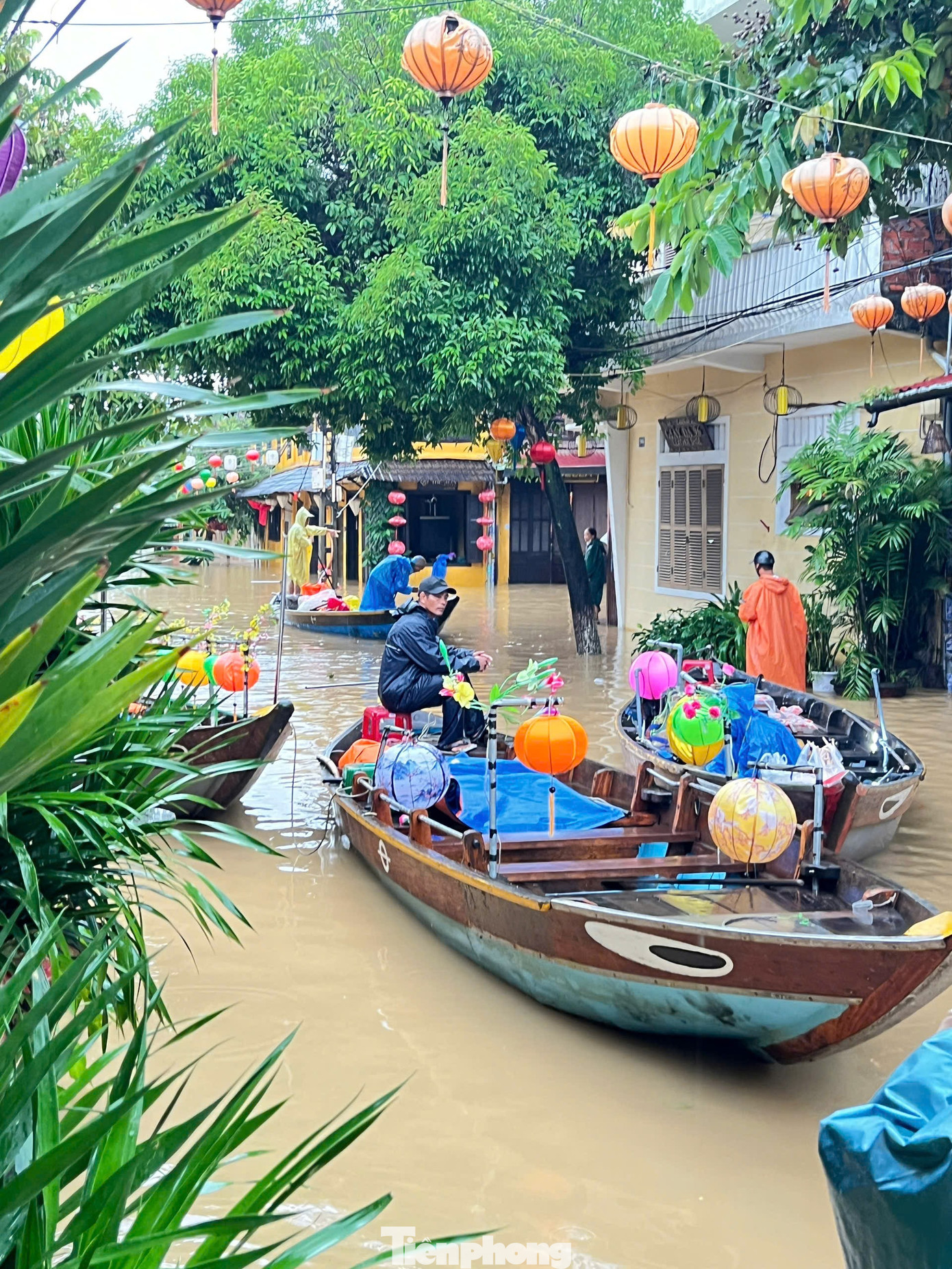 Phố cổ Hội An mênh mông nước, người dân và du khách di chuyển bằng thuyền- Ảnh 4. Phố cổ Hội An mênh mông nước, người dân và du khách di chuyển bằng thuyền- Ảnh 4.