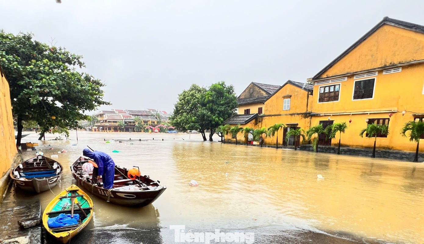 Phố cổ Hội An mênh mông nước, người dân và du khách di chuyển bằng thuyền- Ảnh 8. Phố cổ Hội An mênh mông nước, người dân và du khách di chuyển bằng thuyền- Ảnh 8.
