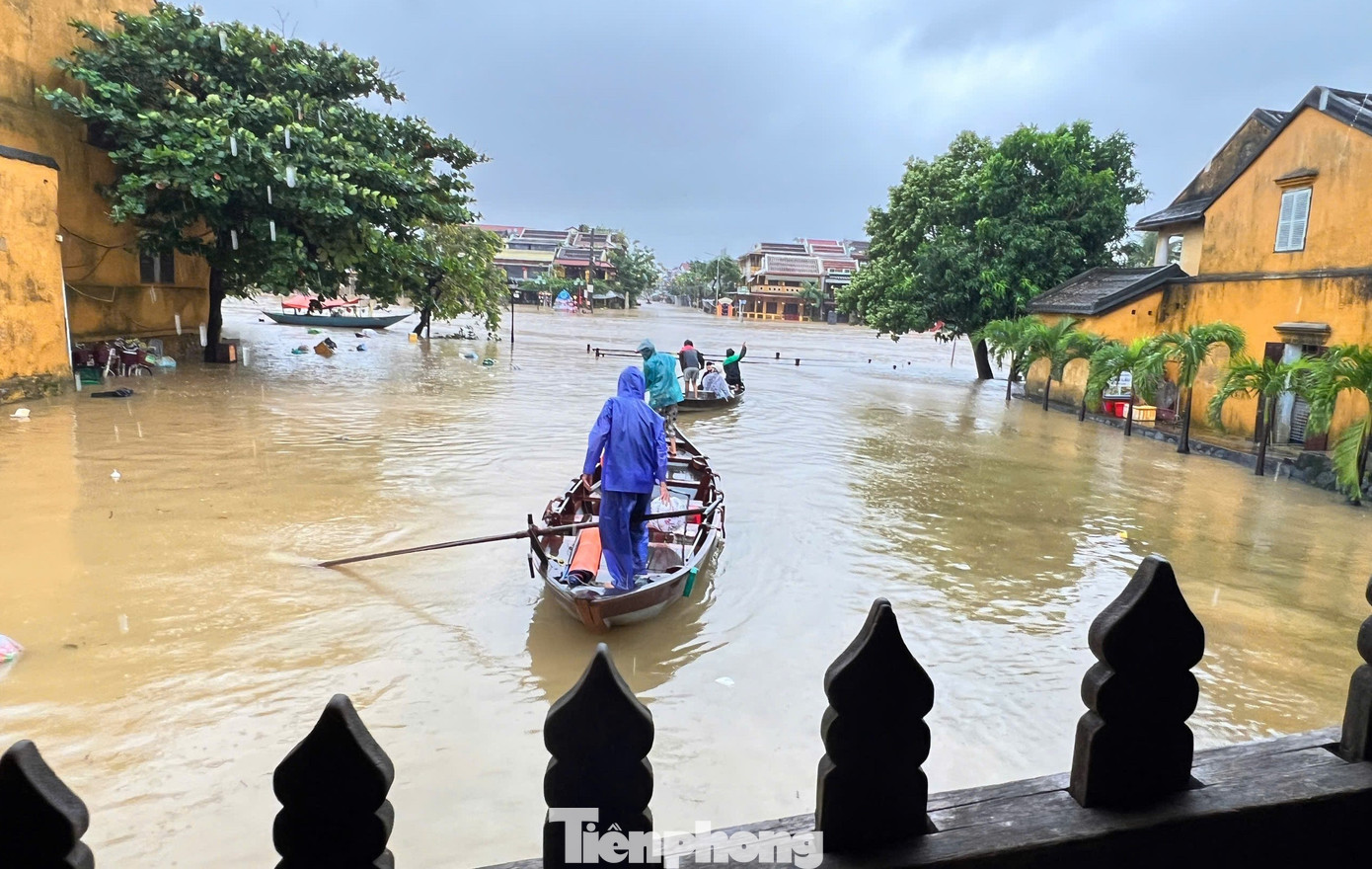 Phố cổ Hội An mênh mông nước, người dân và du khách di chuyển bằng thuyền- Ảnh 6. Phố cổ Hội An mênh mông nước, người dân và du khách di chuyển bằng thuyền- Ảnh 6.