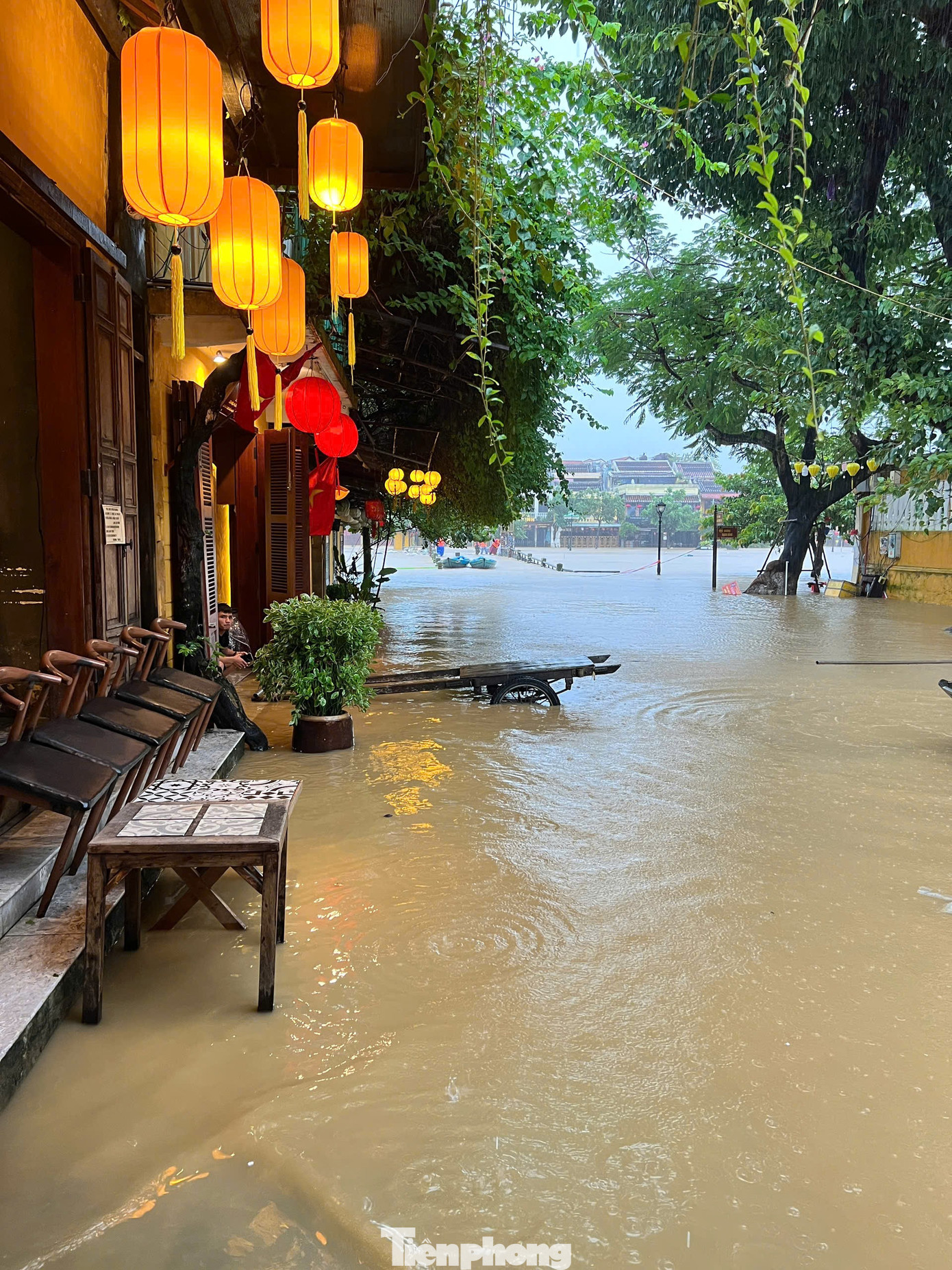 Phố cổ Hội An mênh mông nước, người dân và du khách di chuyển bằng thuyền- Ảnh 3. Phố cổ Hội An mênh mông nước, người dân và du khách di chuyển bằng thuyền- Ảnh 3.