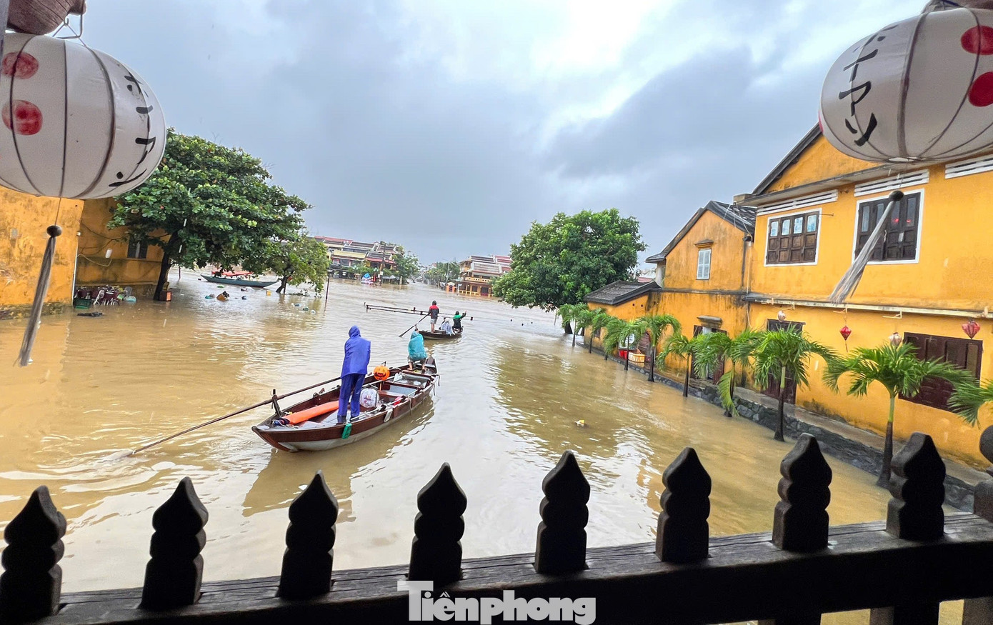 Phố cổ Hội An mênh mông nước, người dân và du khách di chuyển bằng thuyền- Ảnh 5. Phố cổ Hội An mênh mông nước, người dân và du khách di chuyển bằng thuyền- Ảnh 5.