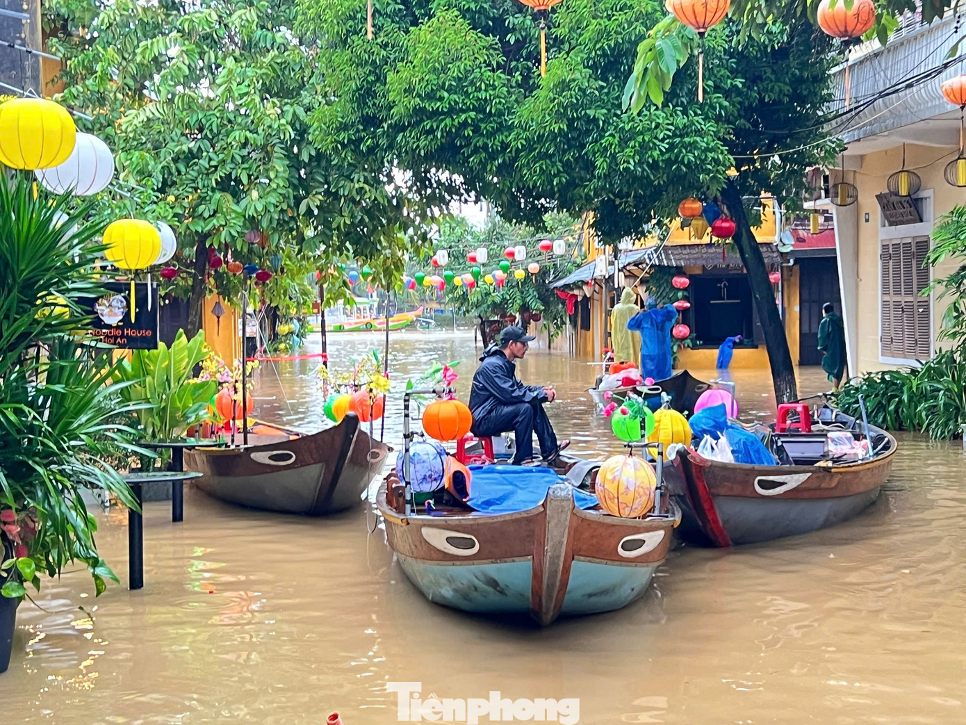 Phố cổ Hội An mênh mông nước, người dân và du khách di chuyển bằng thuyền- Ảnh 2. Phố cổ Hội An mênh mông nước, người dân và du khách di chuyển bằng thuyền- Ảnh 2.