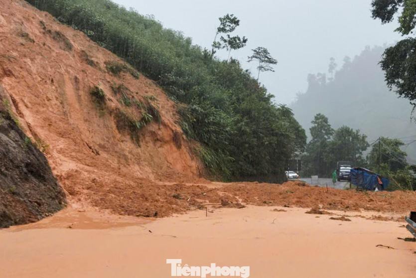 Đà Nẵng mưa to, hàng trăm hộ dân sơ tán, ca nô được 'ship khẩn' đi cứu ngập- Ảnh 1. Đà Nẵng mưa to, hàng trăm hộ dân sơ tán, ca nô được 'ship khẩn' đi cứu ngập- Ảnh 1.