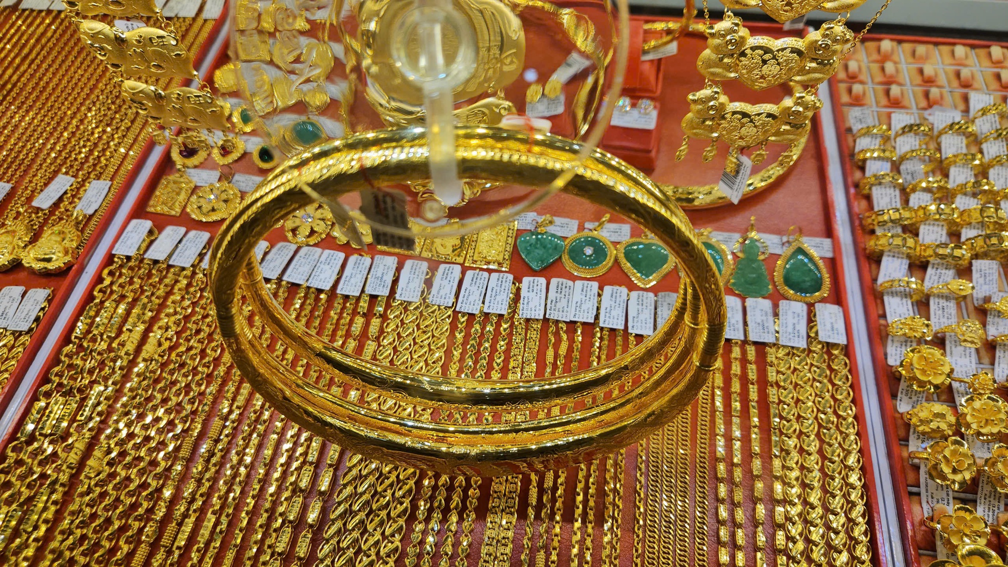 Cuối ngày 27-10, giá vàng nhẫn giảm mạnh- Ảnh 1.