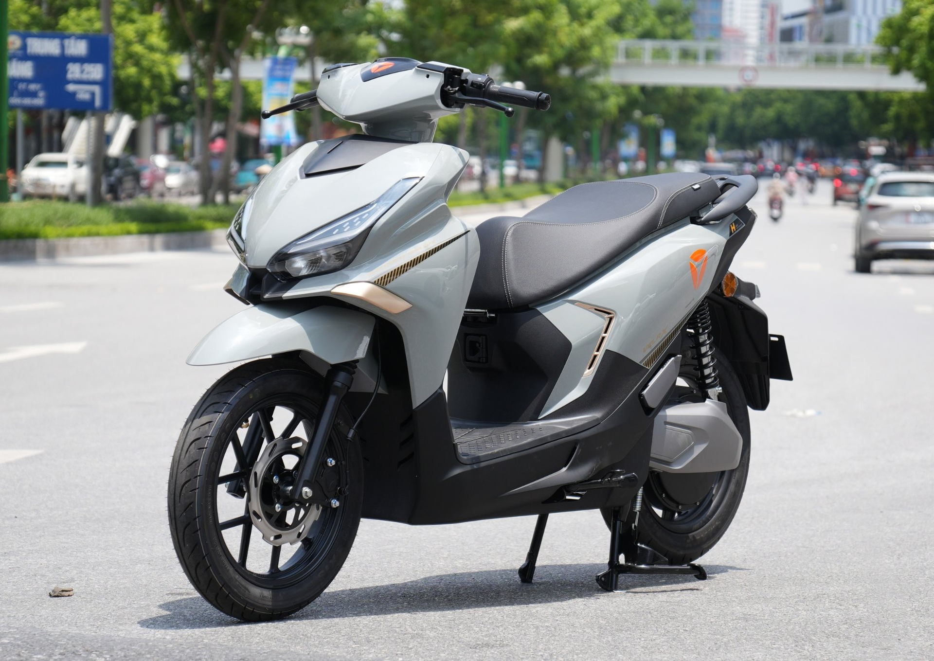 Có 30 triệu mua xe máy điện, mẫu nào đi xa nhất, sạc nhanh nhất? Xe Việt Nam và Trung Quốc, mua xe nào?- Ảnh 8. Có 30 triệu mua xe máy điện, mẫu nào đi xa nhất, sạc nhanh nhất? Xe Việt Nam và Trung Quốc, mua xe nào?- Ảnh 8.