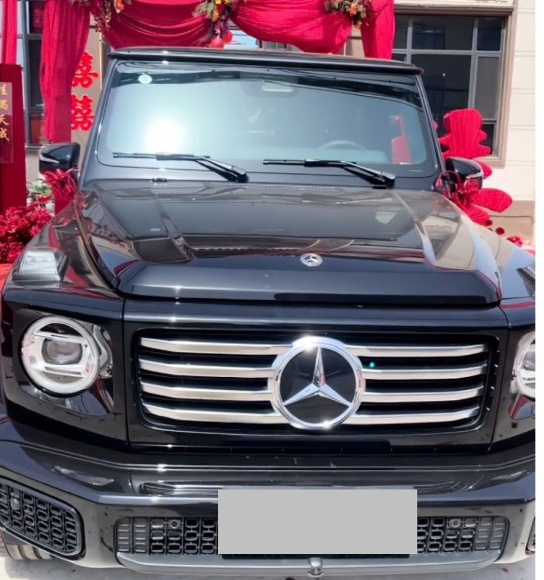 Thân thế mẹ chồng trẻ mặc gợi cảm, tặng con trai G63, vàng đeo trĩu cổ trong đám cưới- Ảnh 8.