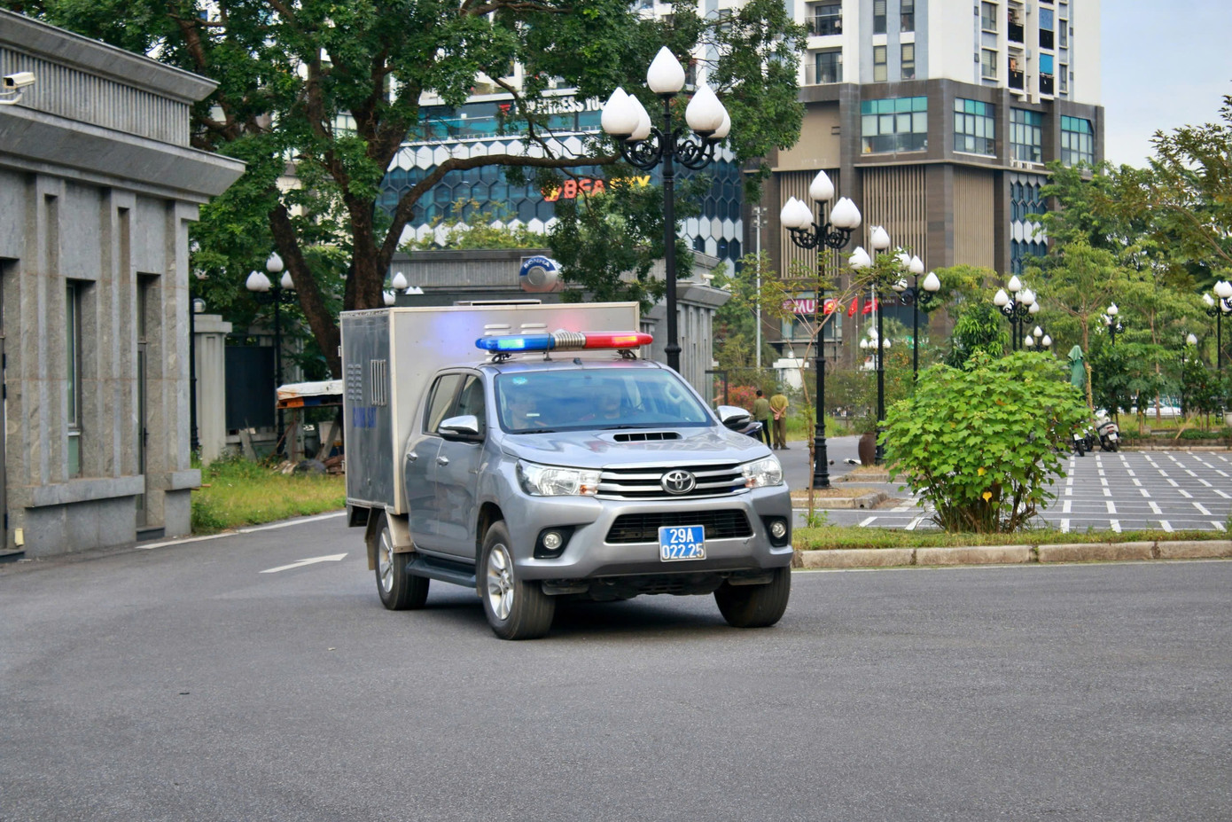 Cảnh s&aacute;t dẫn giải nh&oacute;m bị c&aacute;o trong vụ đ&aacute;nh bạc 106 triệu USD tại kh&aacute;ch sạn Pullman- Ảnh 4.