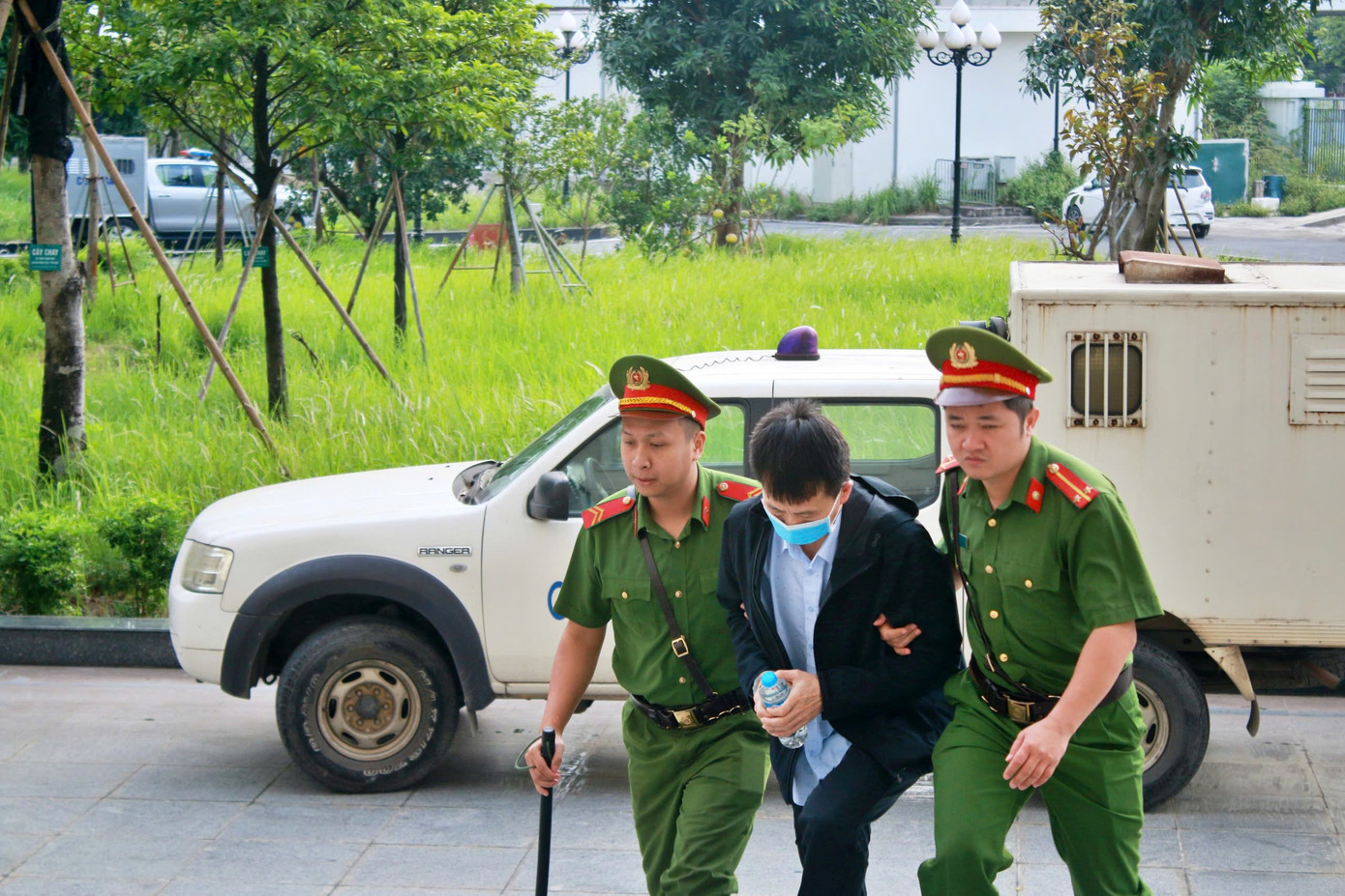 Cảnh s&aacute;t dẫn giải nh&oacute;m bị c&aacute;o trong vụ đ&aacute;nh bạc 106 triệu USD tại kh&aacute;ch sạn Pullman- Ảnh 3.