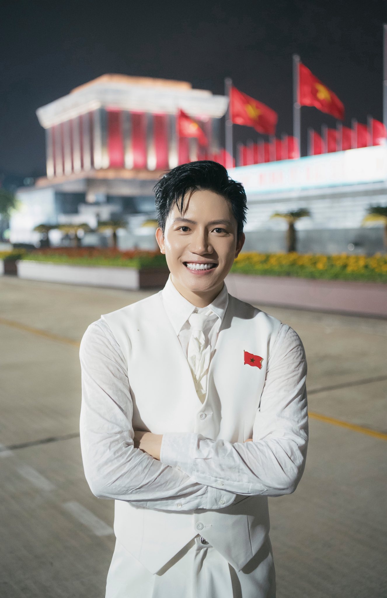 Nam ca sĩ đẹp trai giọng ngọt biết sáng tác nhạc về Bác Hồ: Đắt show nhờ thực lực- Ảnh 3.