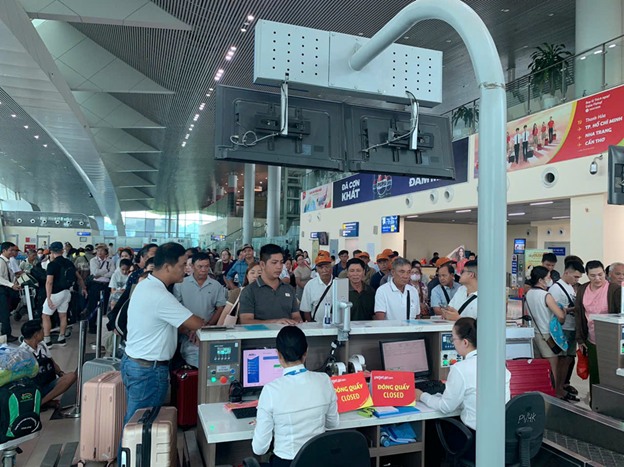 Vietnam Airlines siết chặt việc quá cân hành lý ngay tại cửa tàu bay- Ảnh 2.