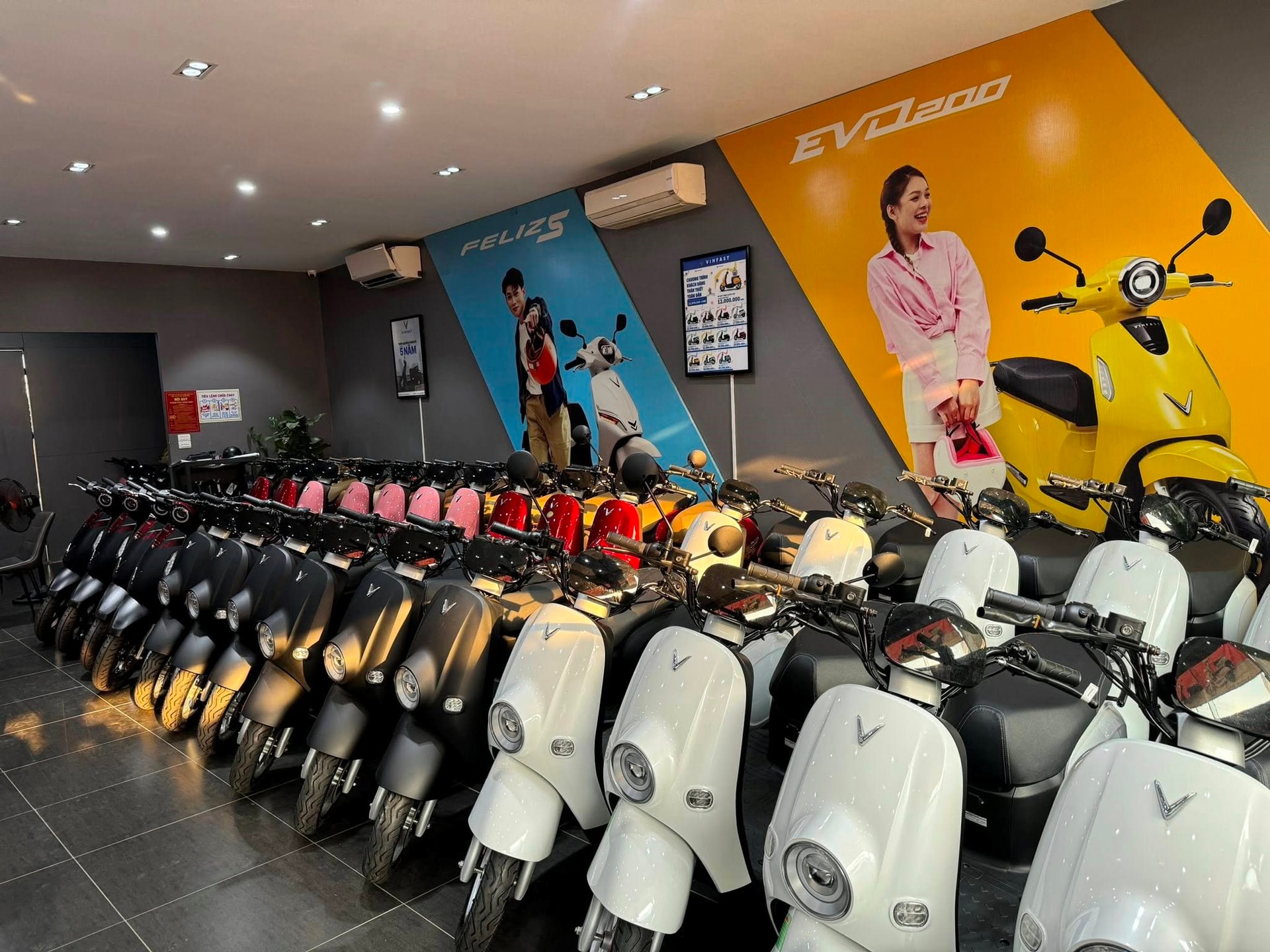 VinFast giảm 12% giá xe máy điện, đại lý vẫn ưu đãi thêm: Có xe chi chưa tới 10 triệu đã có thể mang về- Ảnh 2. VinFast giảm 12% giá xe máy điện, đại lý vẫn ưu đãi thêm: Có xe chi chưa tới 10 triệu đã có thể mang về- Ảnh 2.