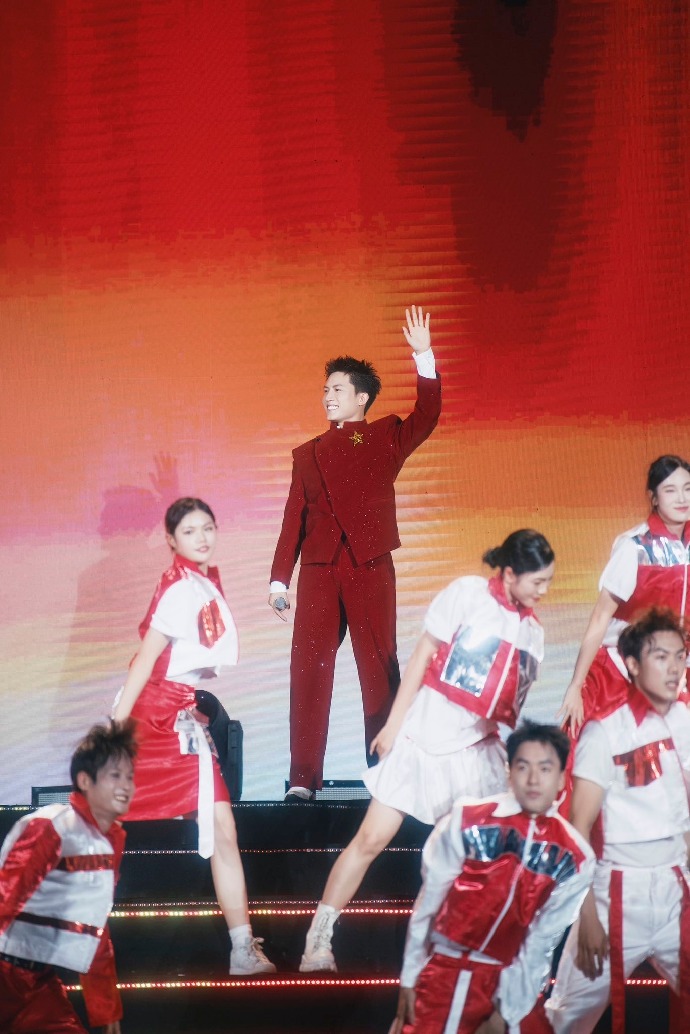 Nam ca sĩ đẹp trai giọng ngọt biết sáng tác nhạc về Bác Hồ: Đắt show nhờ thực lực- Ảnh 1.