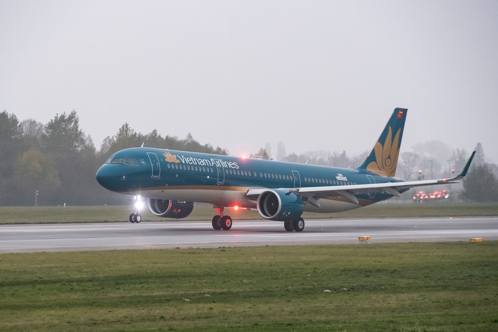 Vietnam Airlines siết chặt việc quá cân hành lý ngay tại cửa tàu bay- Ảnh 1.