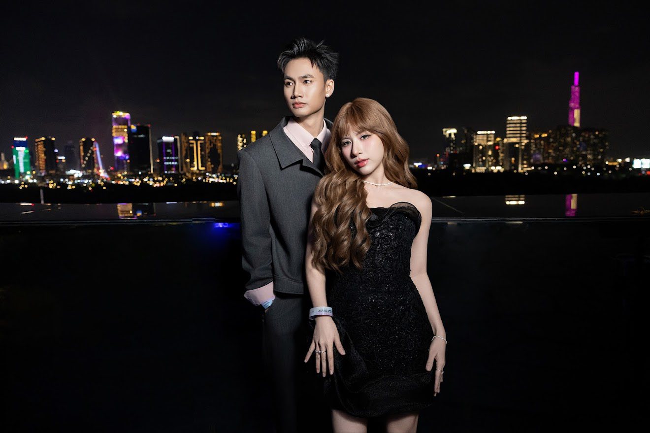 Bắt gặp cặp đôi Vbiz ngầm công khai tình cảm trước hàng trăm người, bảo sao bị đồn hẹn hò suốt 2 năm không dám cãi- Ảnh 1. Bắt gặp cặp đôi Vbiz ngầm công khai tình cảm trước hàng trăm người, bảo sao bị đồn hẹn hò suốt 2 năm không dám cãi- Ảnh 1.