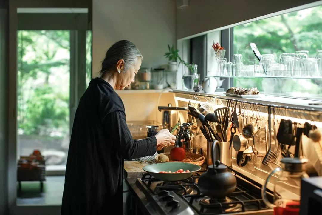 Nữ nghệ sĩ 65 tuổi bỏ phố vào rừng xây biệt thự, dựng  Nữ nghệ sĩ 65 tuổi bỏ phố vào rừng xây biệt thự, dựng