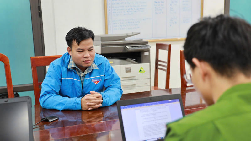 Thi hành lệnh bắt tạm giam thầy giáo Trần Đình Duy- Ảnh 3. Thi hành lệnh bắt tạm giam thầy giáo Trần Đình Duy- Ảnh 3.