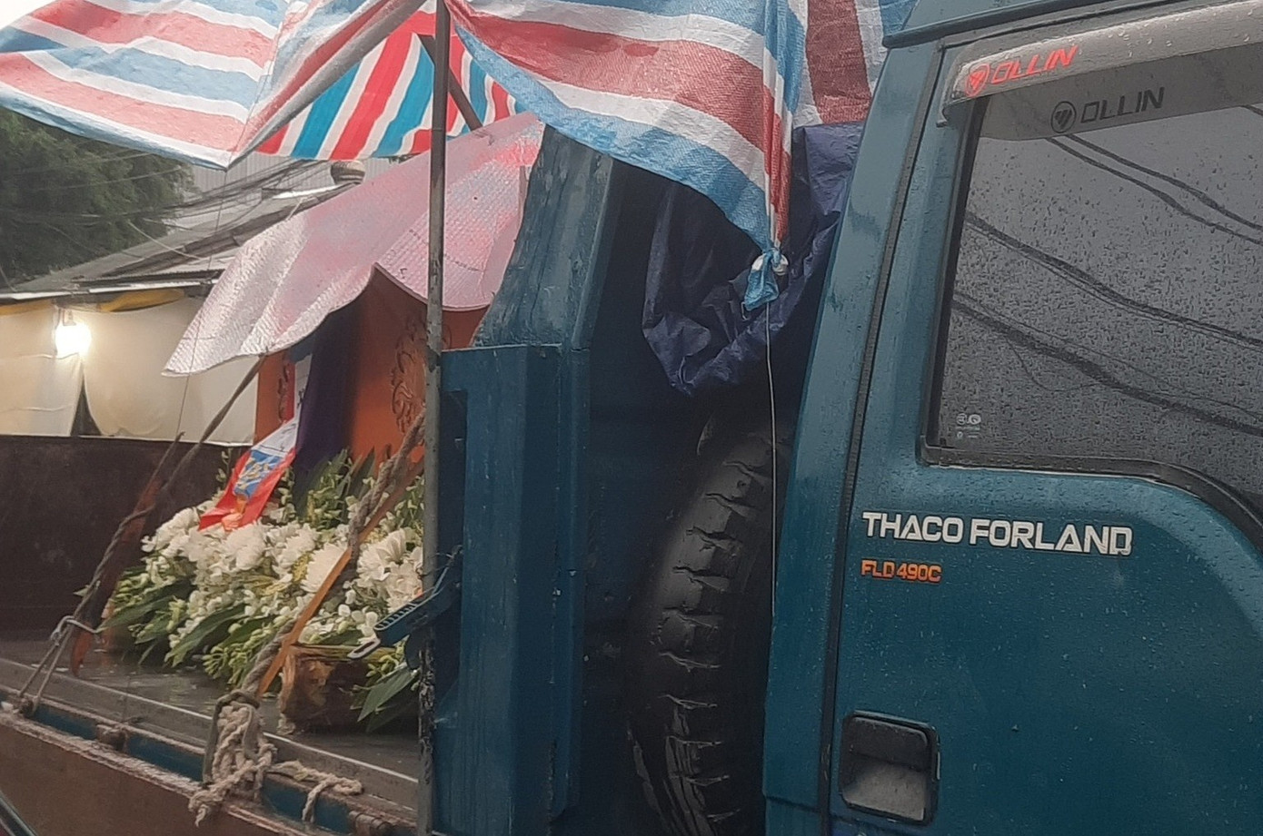 Xót xa gia đình ở Huế đưa quan tài người thân lên xe tải tránh lũ- Ảnh 2. Xót xa gia đình ở Huế đưa quan tài người thân lên xe tải tránh lũ- Ảnh 2.