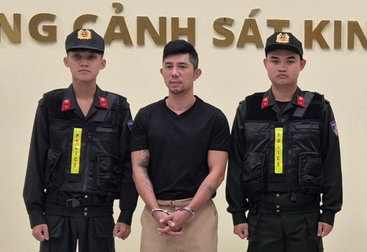 Ai tiếp tay cho nghệ sĩ lệch chuẩn- Ảnh 3. Ai tiếp tay cho nghệ sĩ lệch chuẩn- Ảnh 3.
