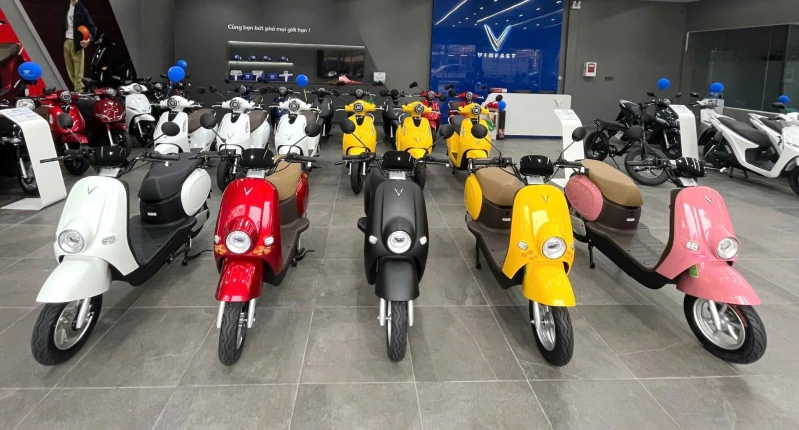 VinFast giảm 12% giá xe máy điện, đại lý vẫn ưu đãi thêm: Có xe chi chưa tới 10 triệu đã có thể mang về- Ảnh 1. VinFast giảm 12% giá xe máy điện, đại lý vẫn ưu đãi thêm: Có xe chi chưa tới 10 triệu đã có thể mang về- Ảnh 1.