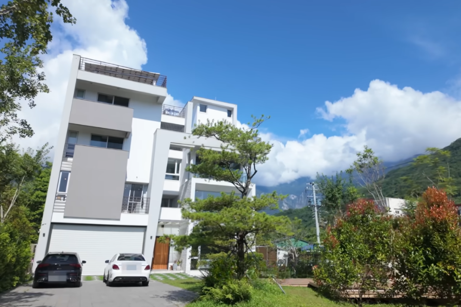 Nữ nghệ sĩ 35 tuổi vừa chăm chồng bệnh nặng vừa xây biệt thự, trả 77 triệu tiền điện vì mắc một sai lầm- Ảnh 2. Nữ nghệ sĩ 35 tuổi vừa chăm chồng bệnh nặng vừa xây biệt thự, trả 77 triệu tiền điện vì mắc một sai lầm- Ảnh 2.