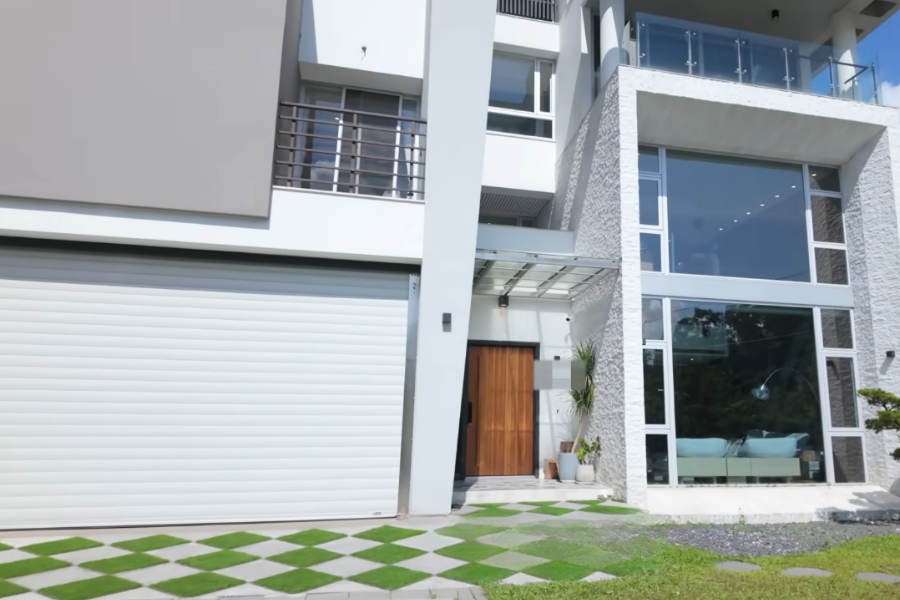 Nữ nghệ sĩ 35 tuổi vừa chăm chồng bệnh nặng vừa xây biệt thự, trả 77 triệu tiền điện vì mắc một sai lầm- Ảnh 3. Nữ nghệ sĩ 35 tuổi vừa chăm chồng bệnh nặng vừa xây biệt thự, trả 77 triệu tiền điện vì mắc một sai lầm- Ảnh 3.