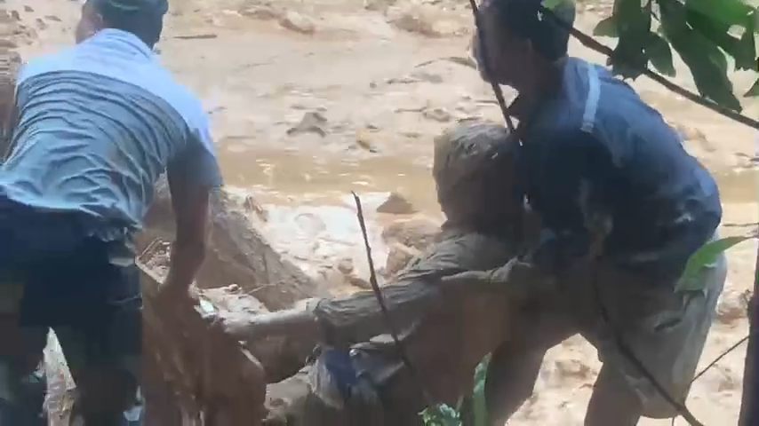 Clip: Công nhân lái máy múc được cứu thoát hy hữu khỏi lũ bùn ở Đà Nẵng- Ảnh 1.