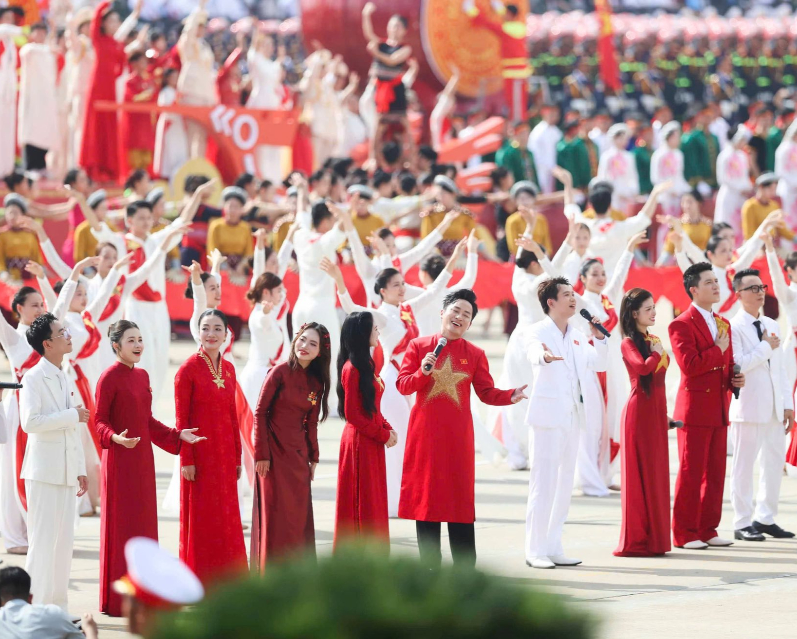 Nam ca sĩ đẹp trai giọng ngọt biết sáng tác nhạc về Bác Hồ: Đắt show nhờ thực lực- Ảnh 5.