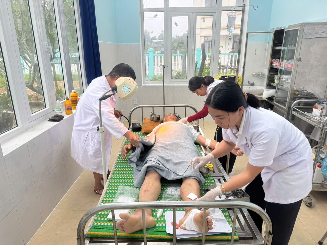 Clip: Công nhân lái máy múc được cứu thoát hy hữu khỏi lũ bùn ở Đà Nẵng- Ảnh 2.