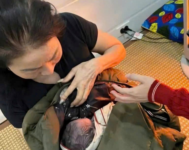 Tìm người thân của bé sơ sinh bị bỏ rơi cạnh bờ mương, người tím tái- Ảnh 1.