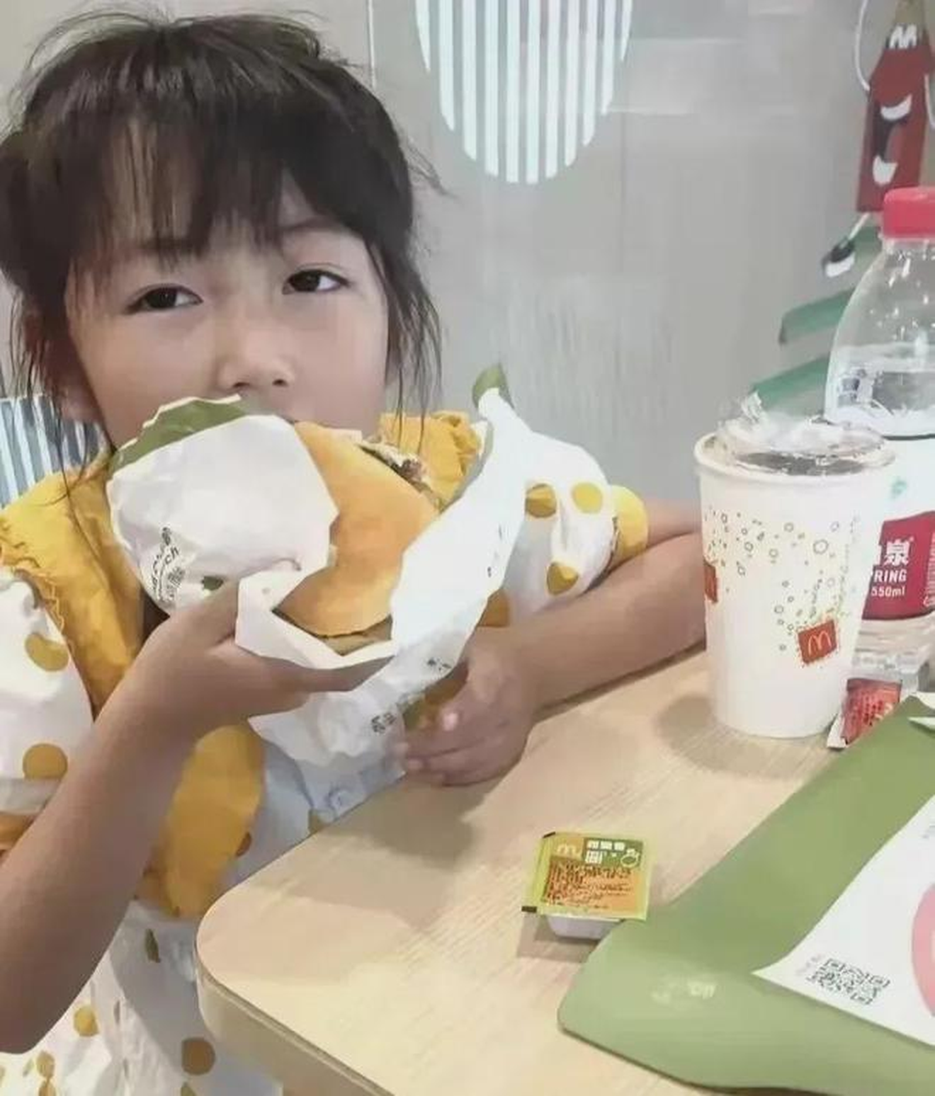 Cô bé 2 tuổi từng nằm dưới mộ mỗi ngày để "làm quen với cái chết" hiện tại ra sao?- Ảnh 5. Cô bé 2 tuổi từng nằm dưới mộ mỗi ngày để "làm quen với cái chết" hiện tại ra sao?- Ảnh 5.