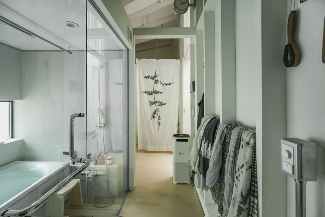 Nữ nghệ sĩ 65 tuổi bỏ phố vào rừng xây biệt thự, dựng  Nữ nghệ sĩ 65 tuổi bỏ phố vào rừng xây biệt thự, dựng