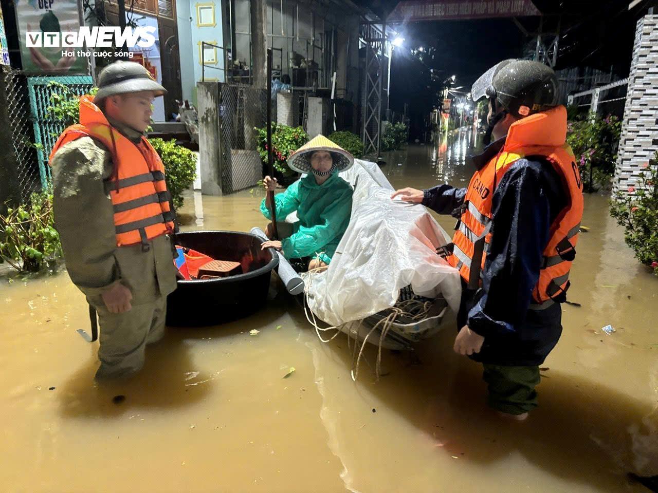 Lũ lịch sử 'nhấn chìm' nhiều bệnh viện ở Huế, nhiều nơi ở Đà Nẵng cô lập- Ảnh 8. Lũ lịch sử 'nhấn chìm' nhiều bệnh viện ở Huế, nhiều nơi ở Đà Nẵng cô lập- Ảnh 8.