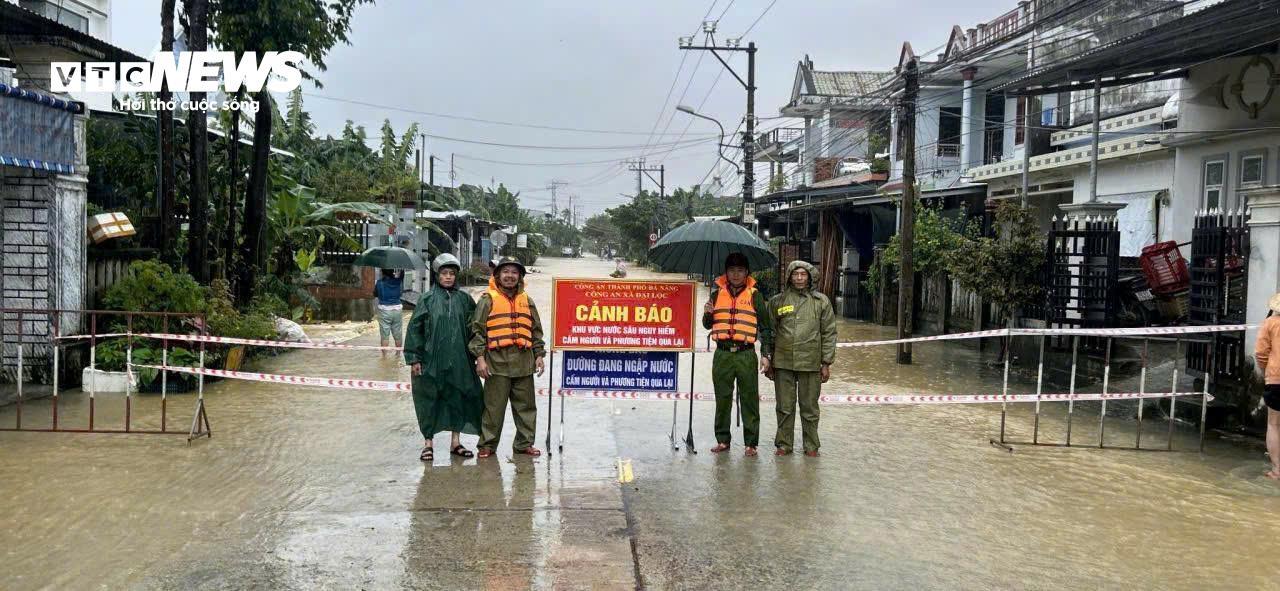 Lũ lịch sử 'nhấn chìm' nhiều bệnh viện ở Huế, nhiều nơi ở Đà Nẵng cô lập- Ảnh 10. Lũ lịch sử 'nhấn chìm' nhiều bệnh viện ở Huế, nhiều nơi ở Đà Nẵng cô lập- Ảnh 10.