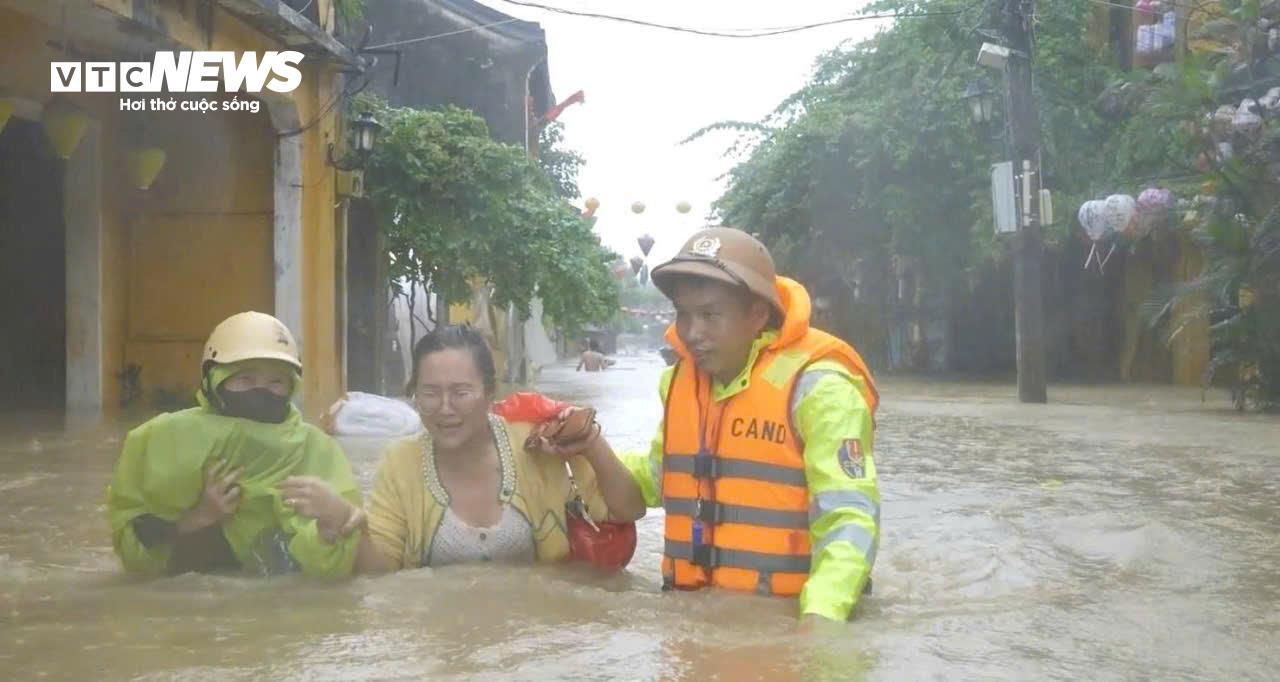 Lũ lịch sử 'nhấn chìm' nhiều bệnh viện ở Huế, nhiều nơi ở Đà Nẵng cô lập- Ảnh 9. Lũ lịch sử 'nhấn chìm' nhiều bệnh viện ở Huế, nhiều nơi ở Đà Nẵng cô lập- Ảnh 9.