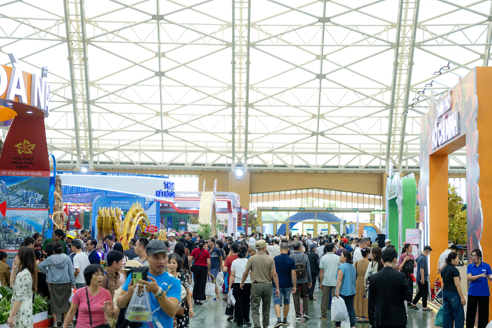 Có gì ở Hội chợ Mùa Thu mà đông vui thế này?- Ảnh 1.