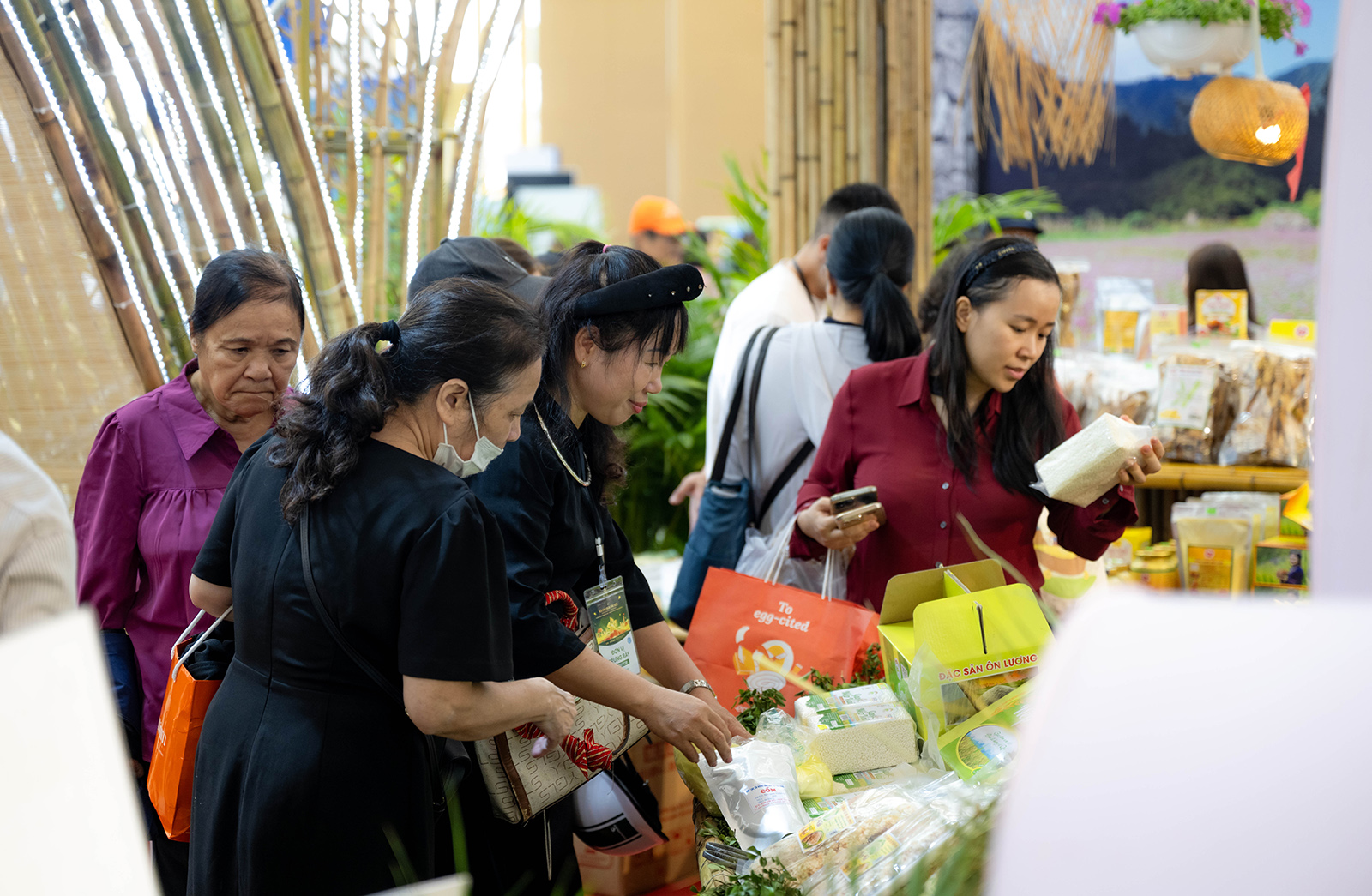 Có gì ở Hội chợ Mùa Thu mà đông vui thế này?- Ảnh 6.