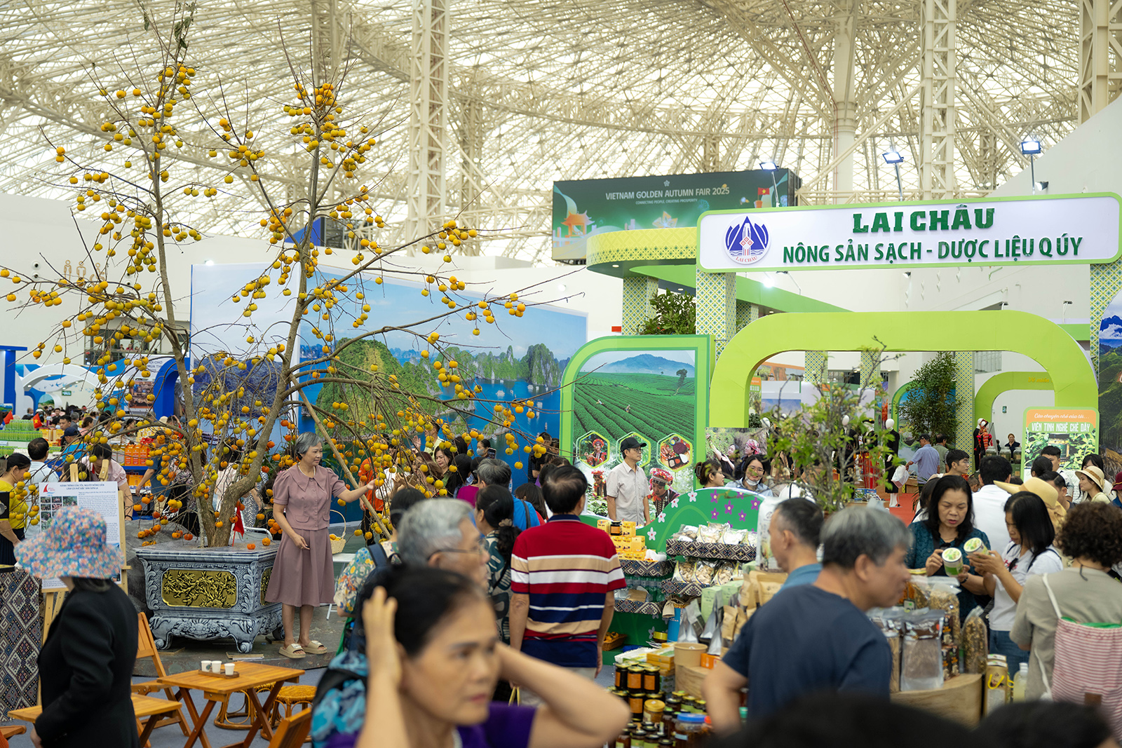 Có gì ở Hội chợ Mùa Thu mà đông vui thế này?- Ảnh 4.