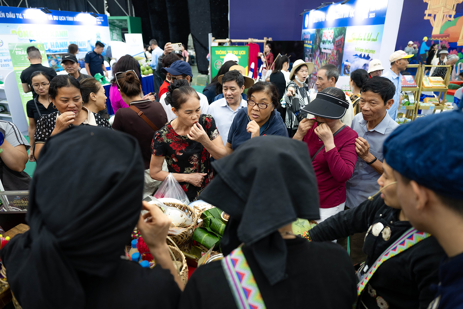 Có gì ở Hội chợ Mùa Thu mà đông vui thế này?- Ảnh 8.