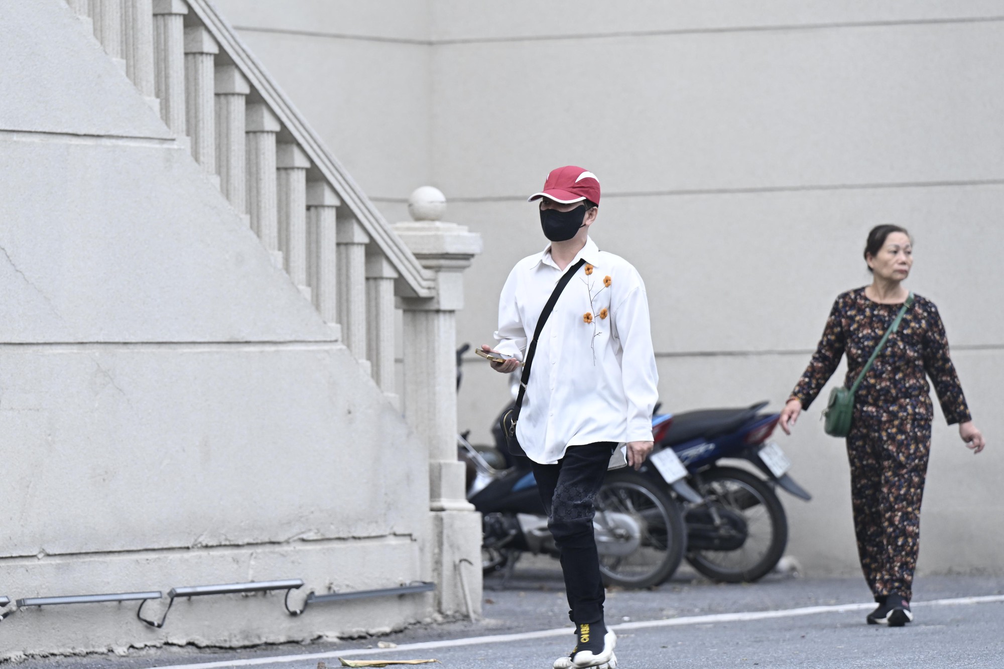 Ảnh, clip: Ca sĩ Vũ Hà đổi trang phục, lộ vẻ căng thẳng trong buổi chiều xét xử vụ đánh bạc ở khách sạn Pullman- Ảnh 1. Ảnh, clip: Ca sĩ Vũ Hà đổi trang phục, lộ vẻ căng thẳng trong buổi chiều xét xử vụ đánh bạc ở khách sạn Pullman- Ảnh 1.