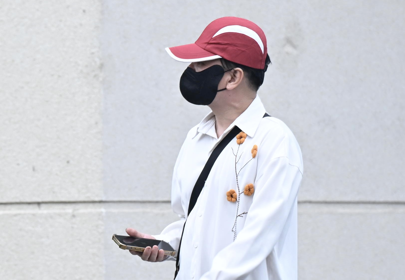 Ảnh, clip: Ca sĩ Vũ Hà đổi trang phục, lộ vẻ căng thẳng trong buổi chiều xét xử vụ đánh bạc ở khách sạn Pullman- Ảnh 2. Ảnh, clip: Ca sĩ Vũ Hà đổi trang phục, lộ vẻ căng thẳng trong buổi chiều xét xử vụ đánh bạc ở khách sạn Pullman- Ảnh 2.