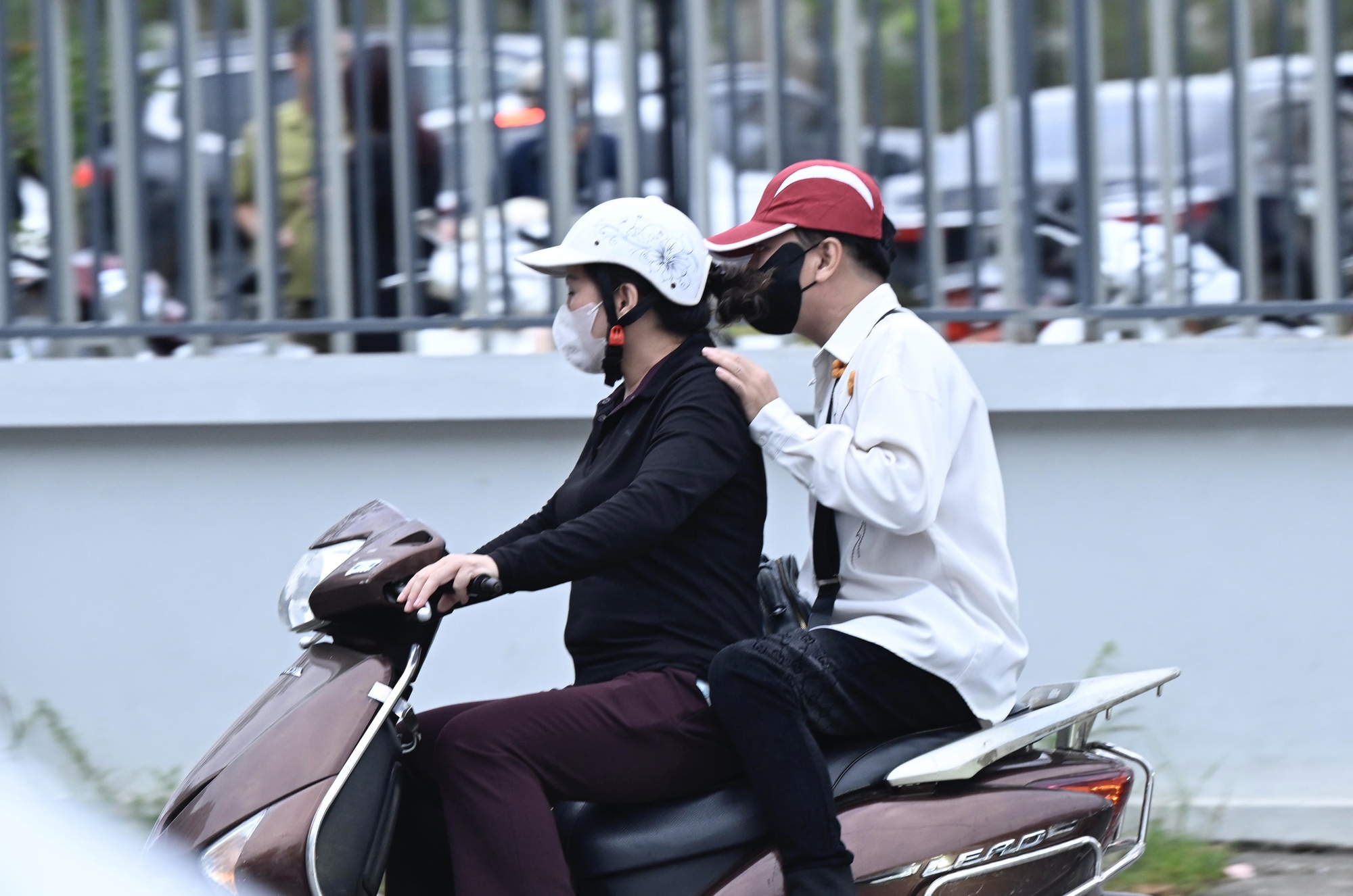 Ảnh, clip: Ca sĩ Vũ Hà đổi trang phục, lộ vẻ căng thẳng trong buổi chiều xét xử vụ đánh bạc ở khách sạn Pullman- Ảnh 5. Ảnh, clip: Ca sĩ Vũ Hà đổi trang phục, lộ vẻ căng thẳng trong buổi chiều xét xử vụ đánh bạc ở khách sạn Pullman- Ảnh 5.