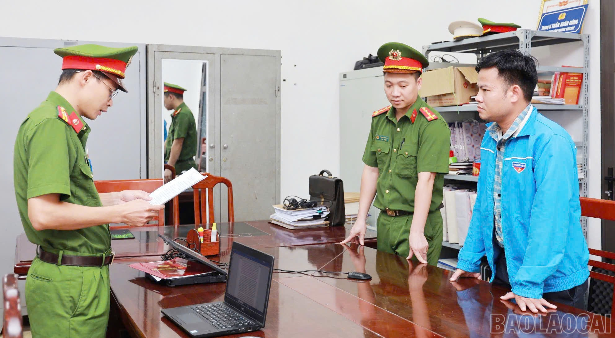 Thi hành lệnh bắt tạm giam thầy giáo Trần Đình Duy- Ảnh 1. Thi hành lệnh bắt tạm giam thầy giáo Trần Đình Duy- Ảnh 1.
