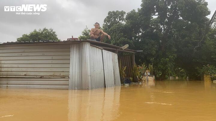 Trận lũ lịch sử ở Huế: Nước chưa rút, người dân lên mái nhà chờ cứu hộ- Ảnh 4.