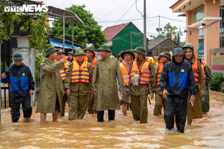 Trận lũ lịch sử ở Huế: Nước chưa rút, người dân lên mái nhà chờ cứu hộ- Ảnh 5.