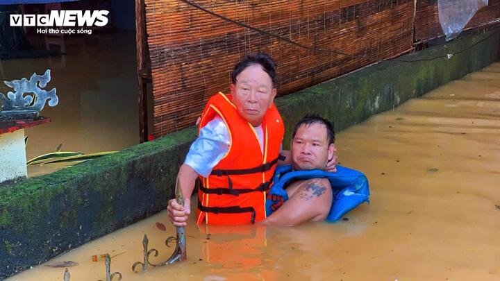 Trận lũ lịch sử ở Huế: Nước chưa rút, người dân lên mái nhà chờ cứu hộ- Ảnh 2.