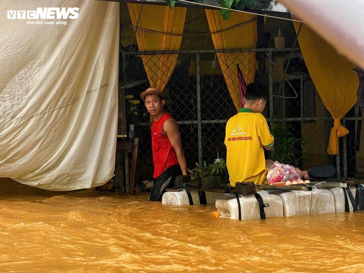 Trận lũ lịch sử ở Huế: Nước chưa rút, người dân lên mái nhà chờ cứu hộ- Ảnh 3.