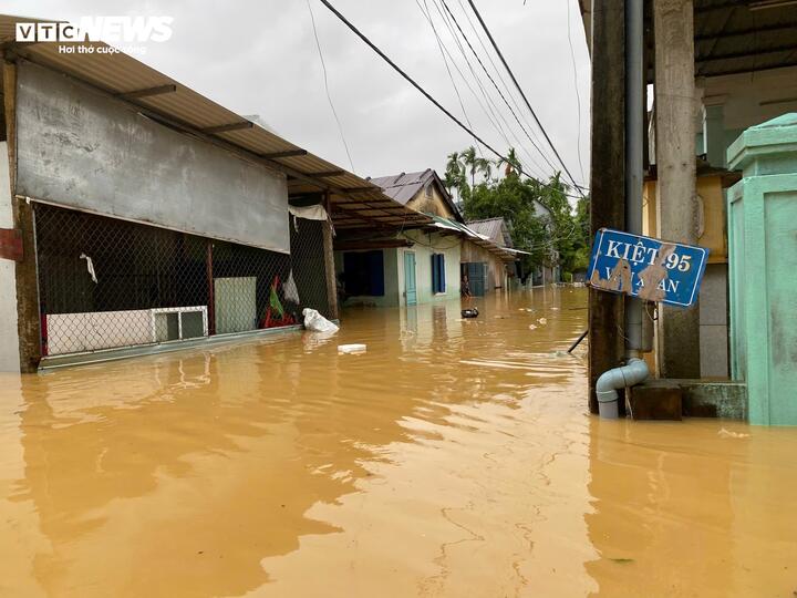 Trận lũ lịch sử ở Huế: Nước chưa rút, người dân lên mái nhà chờ cứu hộ- Ảnh 1.
